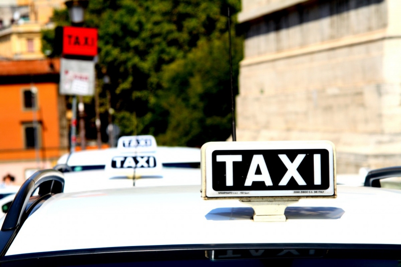 taxis-ST PIERRE-min_taxi_auto_rome_road_white-1051610